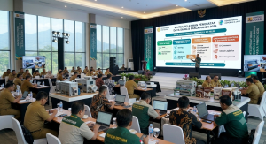 Foto suasana Bimtek/Pelatihan Penguatan Daya Saing & Pasca Panen 2026 di dalam aula besar. Puluhan peserta berseragam dinas dan kemeja penyuluh pertanian duduk menghadap laptop, menyimak narasumber di panggung. Layar LED besar menampilkan infografis alur pasca panen dan pemasaran, dilengkapi contoh mesin pengolah serta produk kemasan di beberapa meja peraga.